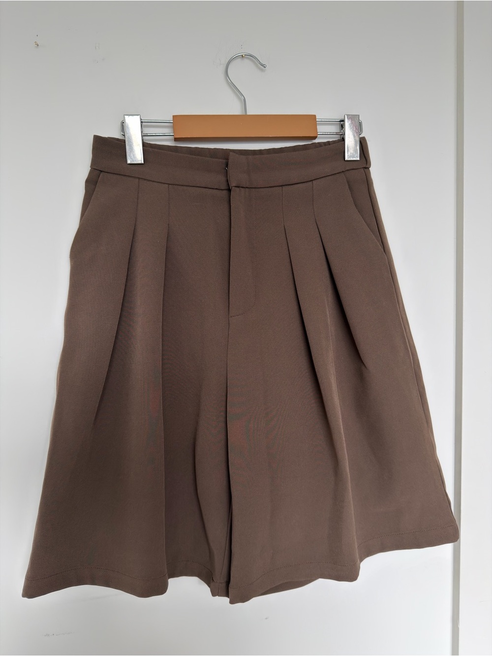 Pleated High-Waist Women’s Bermuda Shorts - Brown